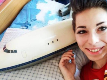 Mujer asegura estar enamorada de… un avión a escala