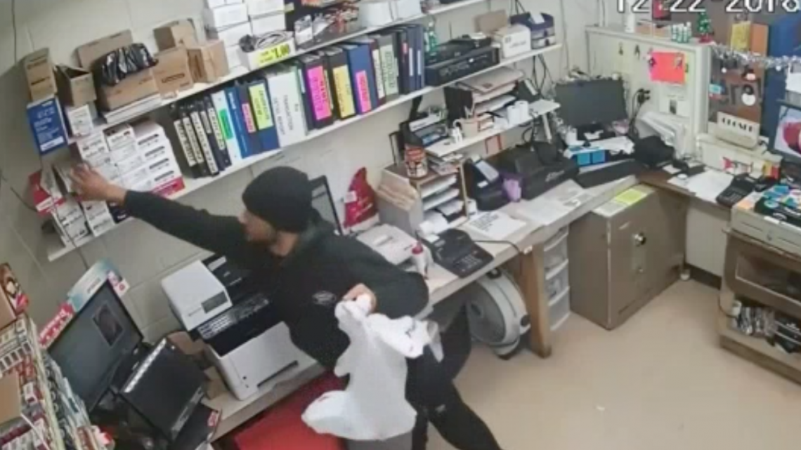 La policía busca a sospechosos de robo