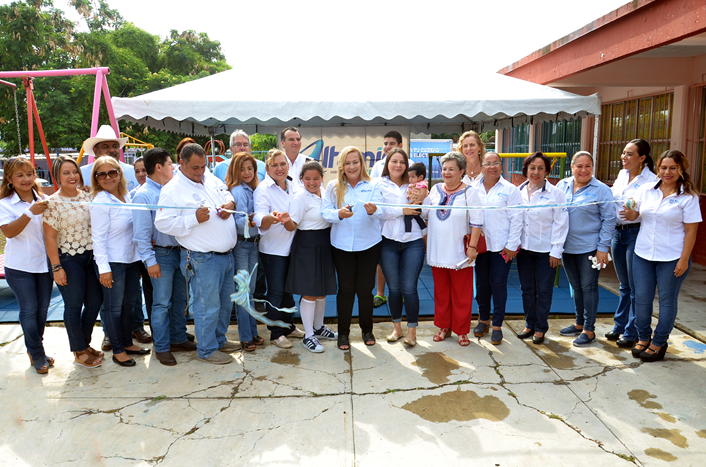 Entrega Alcaldesa área de juegos al CAM