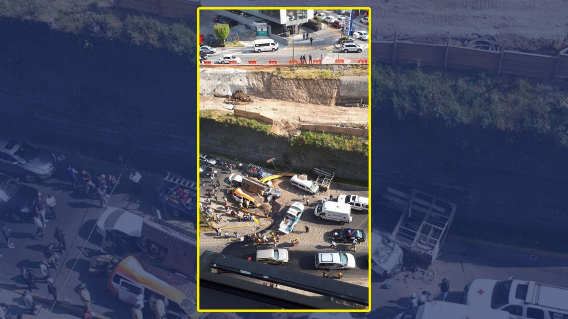 Retroexcavadora cae aplastando vehículos