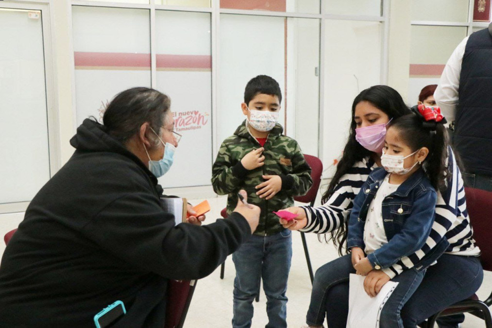 Iniciará proceso de entrega de tarjetas bancarias de becas UNE para rezagados 