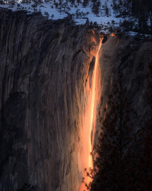 Cascada de lava ardiente, espectáculo natural en California