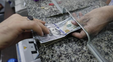 Dólar se vende en $17.95 en centros cambiarios 