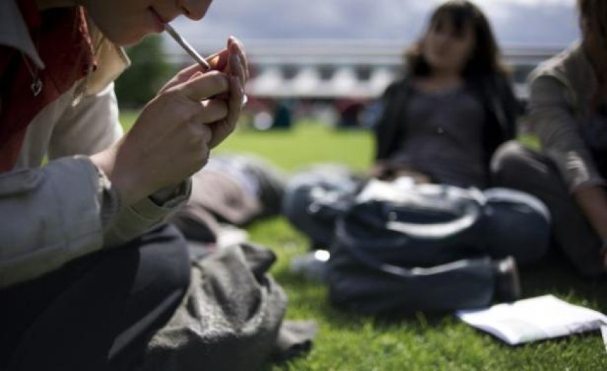 Al mes cinco estudiantes son sorprendidos ingiriendo marihuana 