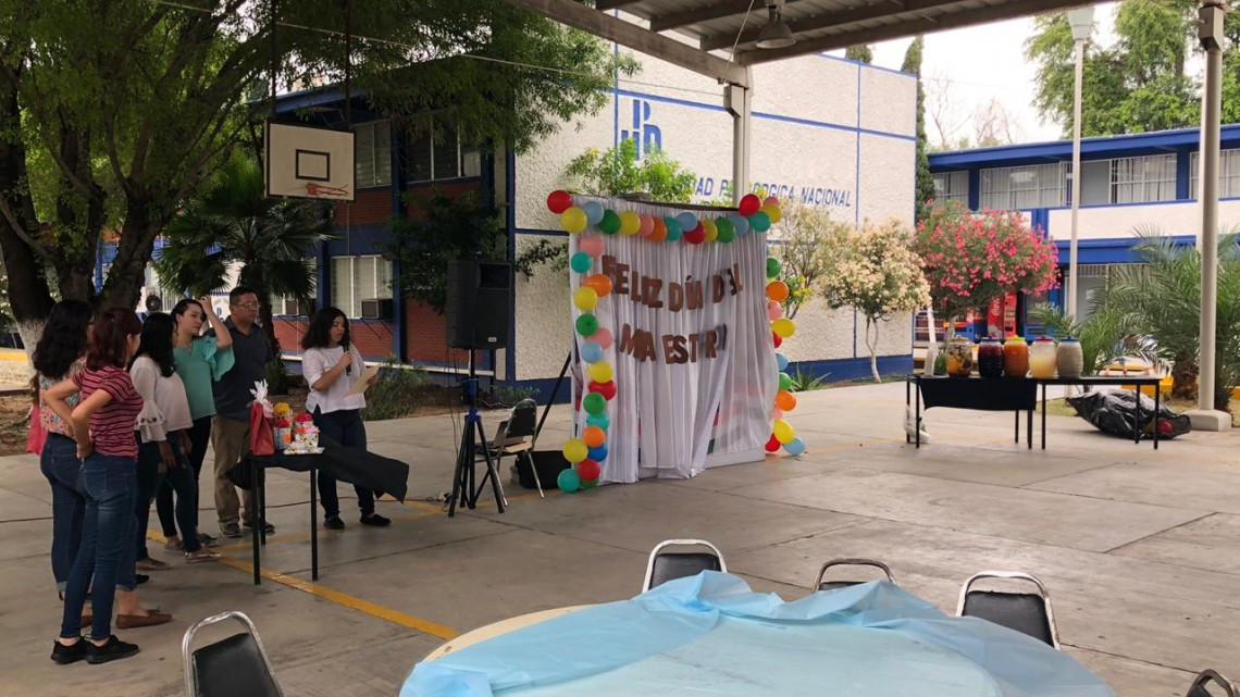 Alumnos de la UPN festejan a maestros