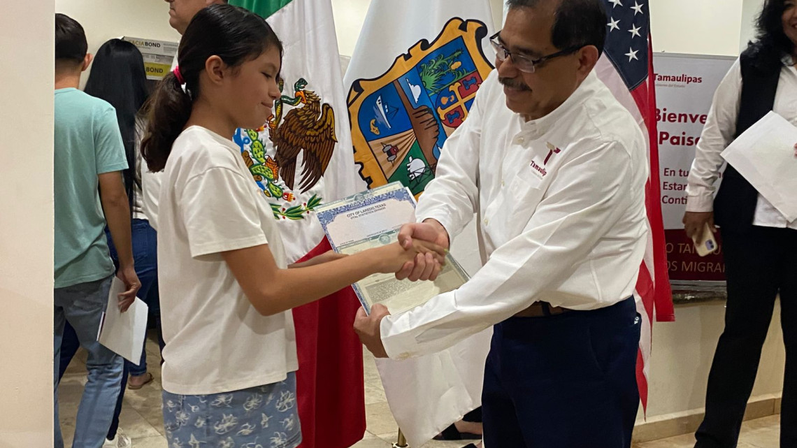Entregan actas de doble nacionalidad