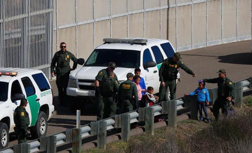  Migrantes en Texas son trasladados a California 