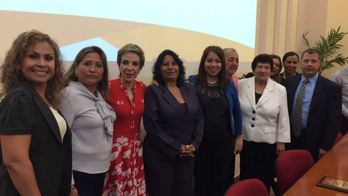 Martha Sahagún de Fox toma protesta al Colegio de Abogados