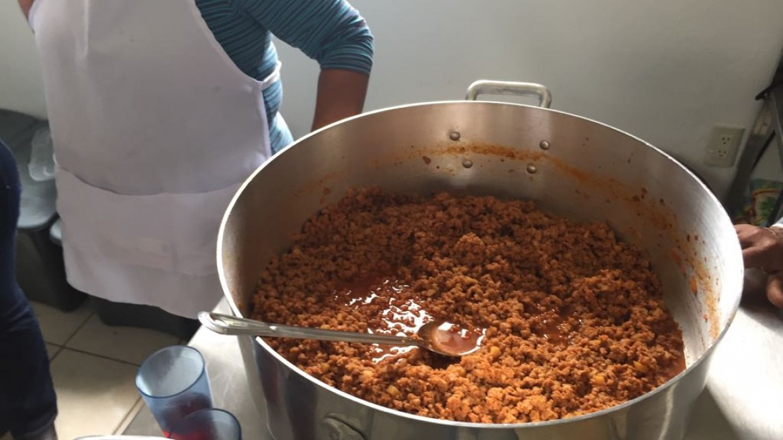 Atienden pobreza extrema con alimentos calientes en diversas zonas
