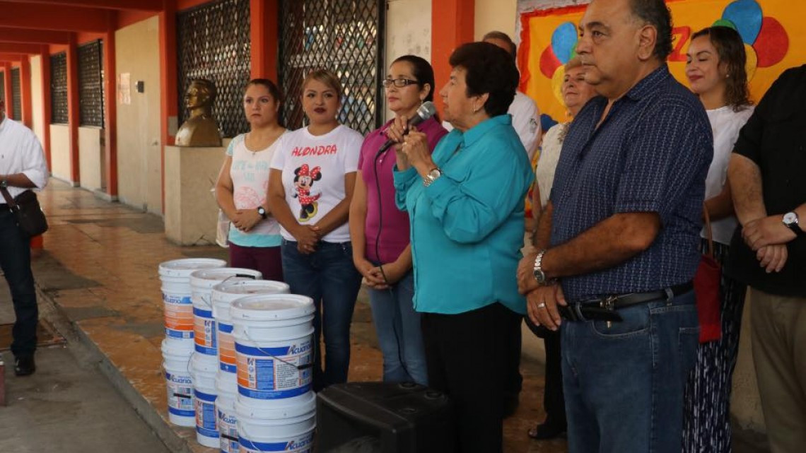 Alcaldesa brinda apoyos de pintura en la escuela primaria