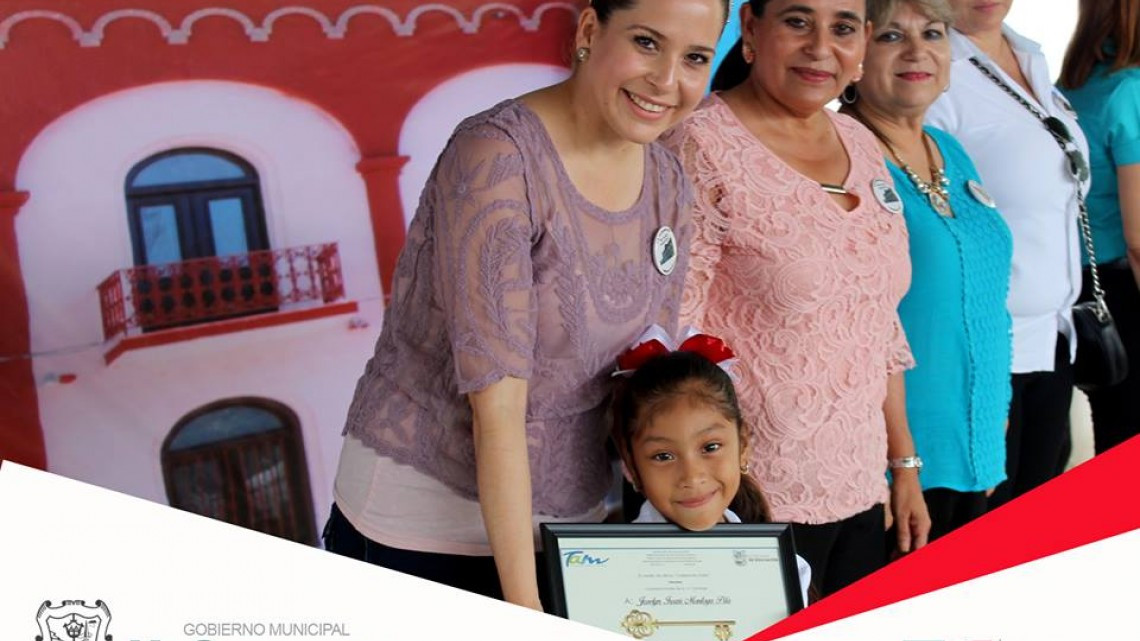 Alcaldesa acude a ceremonia de graduación de Jardín de Niños