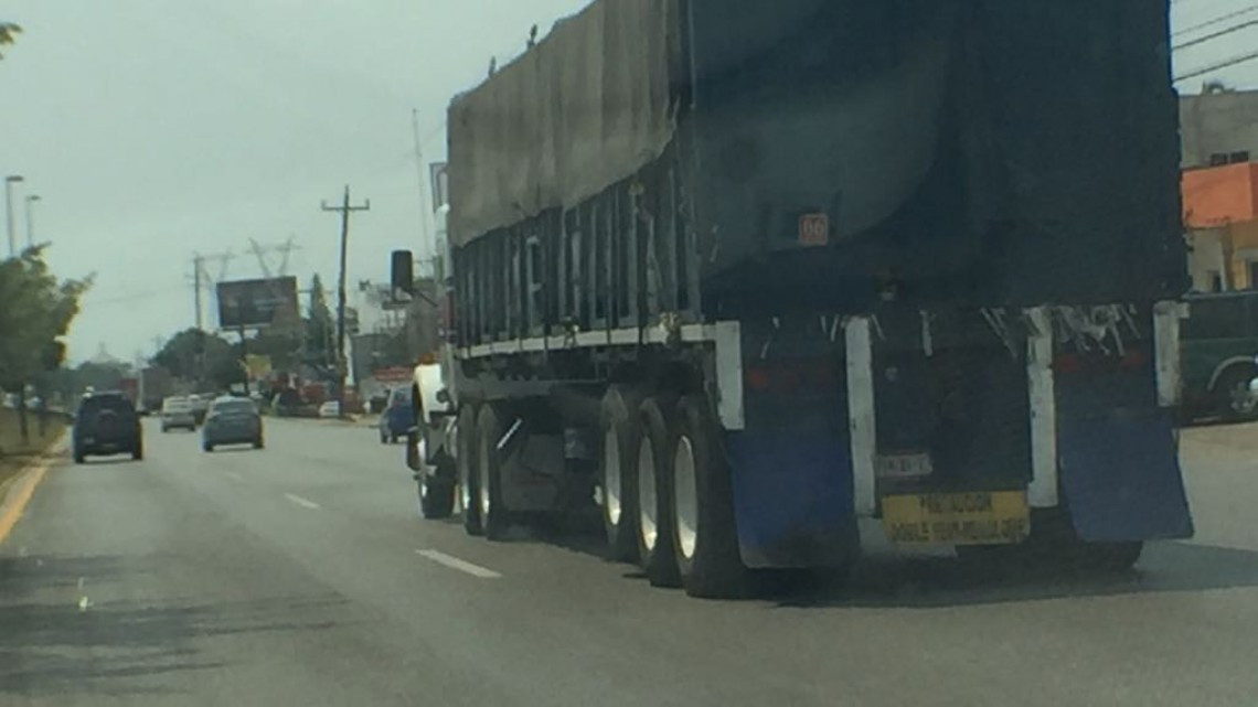 Analizan prohibir el paso a remolques de camiones al interior de colonias