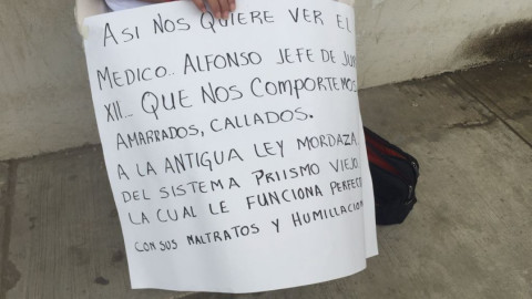 Peculiar protesta de empleada contra el jefe de la jurisdicción número 12
