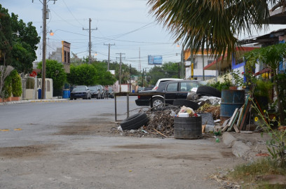 Invaden calles con chatarra automotriz