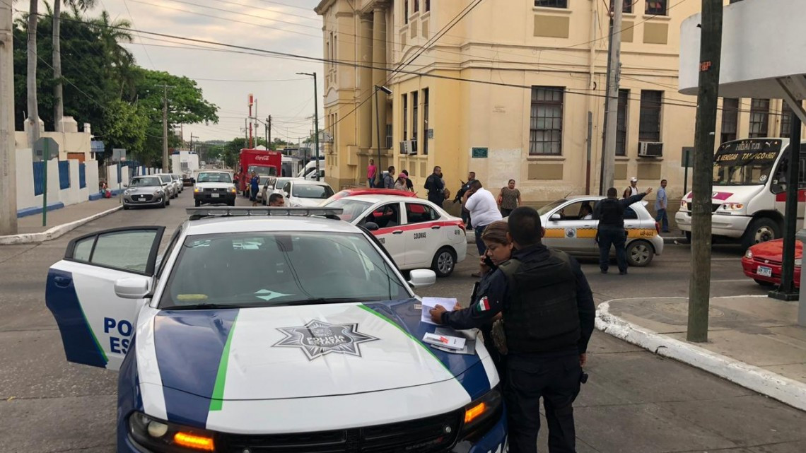 Policías omiten alto, chocan e intentan evadir responsabilidad