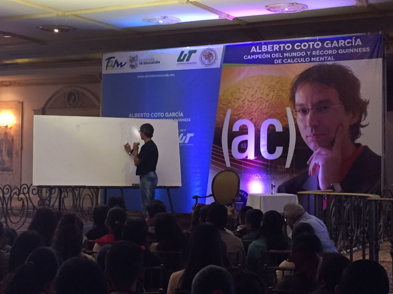 Campeón del mundo de cálculo mental dicta conferencia en Matamoros 