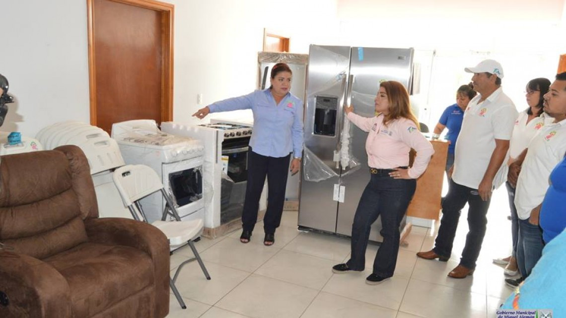 Recibe alcaldesa beneficios que envía DIF estatal