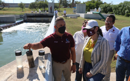 Carmen Lilia Canturosas visita Comapa para conocer la calidad del agua