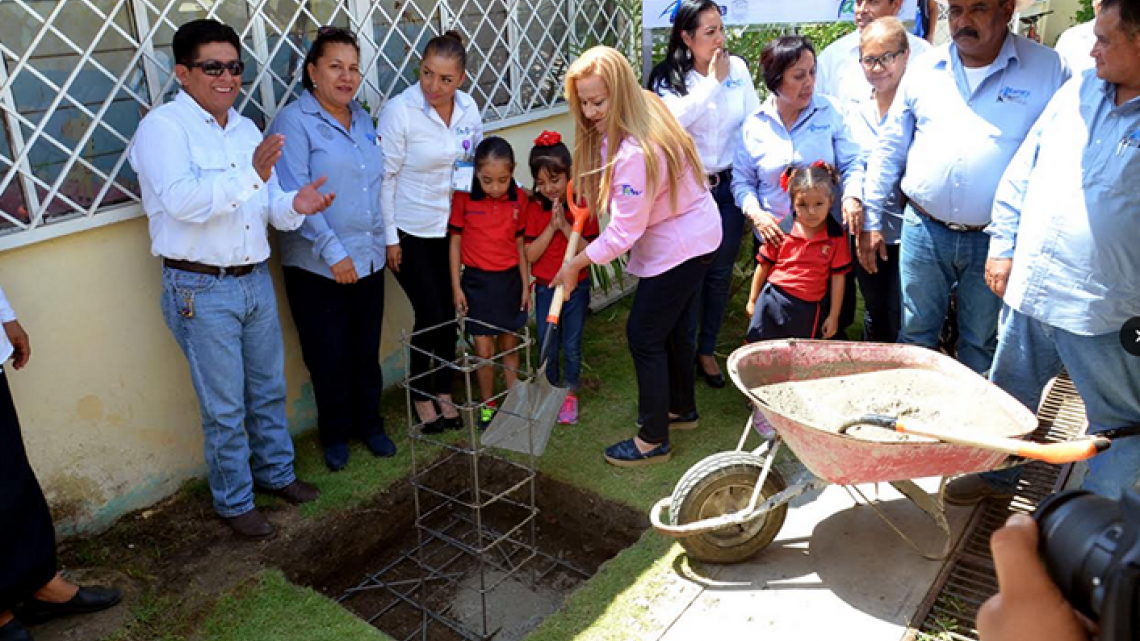 Inician construcción de sanitario y plaza cívica en escuelas de Altamira