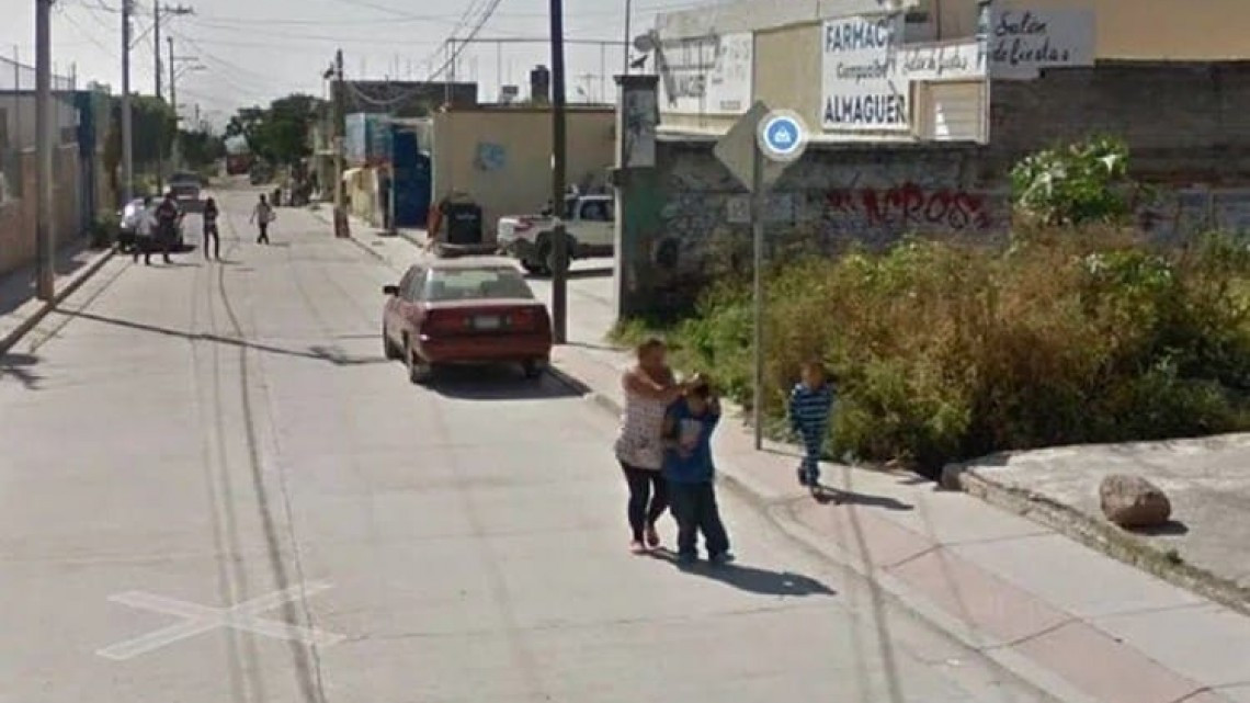 Google Maps capta jalón de pelo de una madre a su hijo