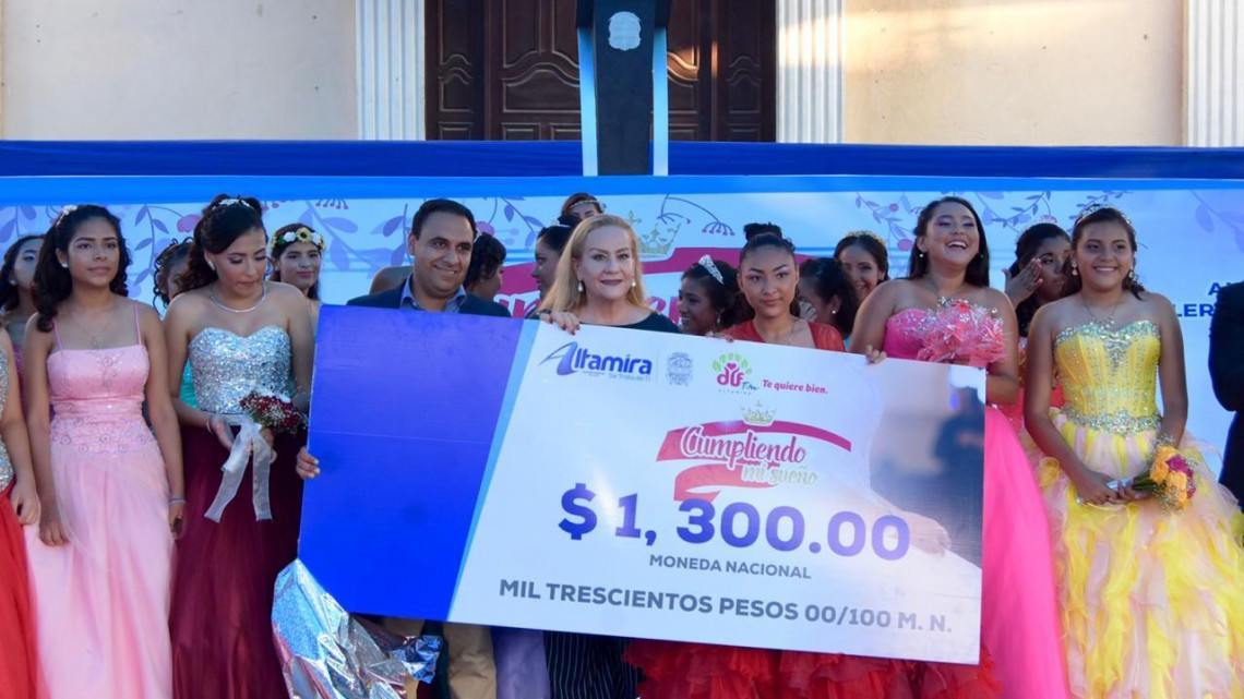 Festeja Alma Laura Amparán a quinceañeras en el sector Miramar