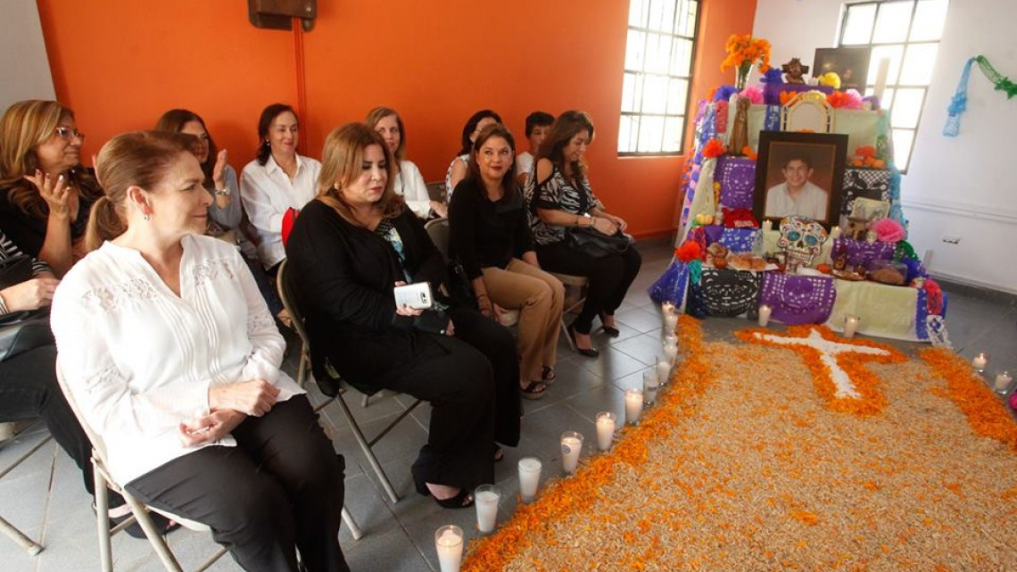 Pdta. del DIF realiza recorrido de altares