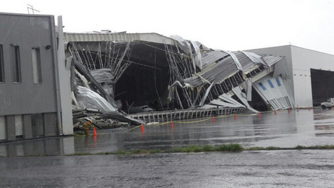 Hangar de aeropuerto de Monterrey colapsa por fuertes vientos