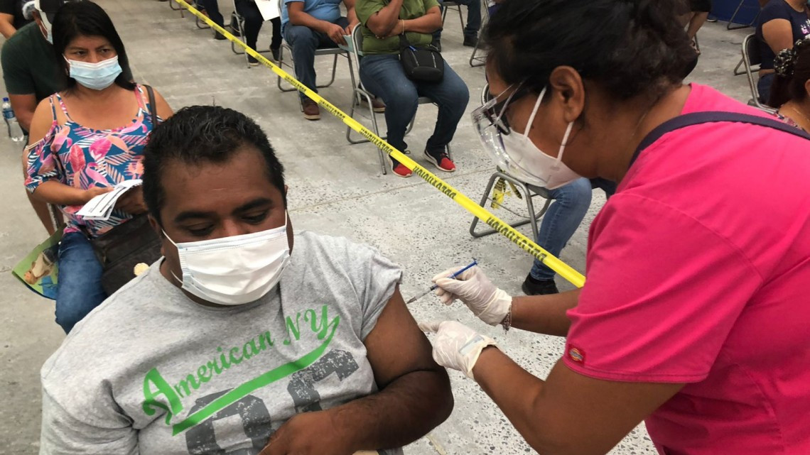 Aplican segunda dosis de la vacuna contra Covid-19 a persona de 40 a 49 años en Nuevo Laredo