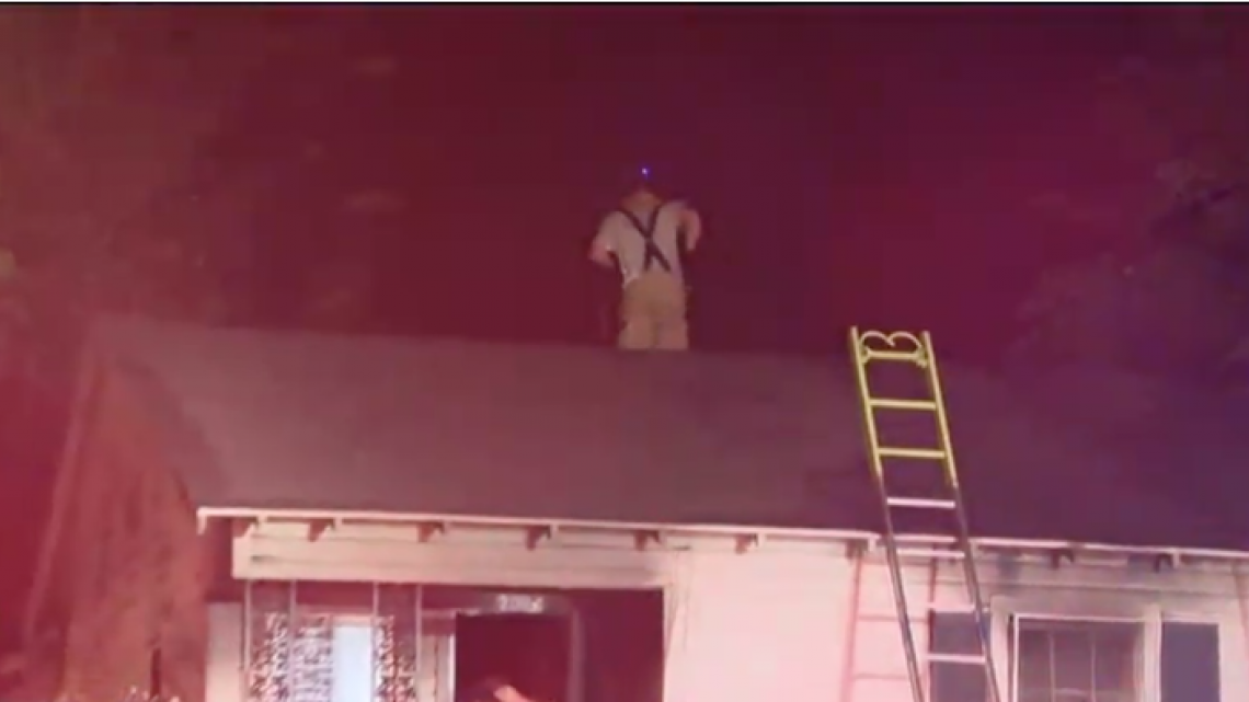 Mujer de la tercera edad es rescatada de su casa en llamas en Fort Worth