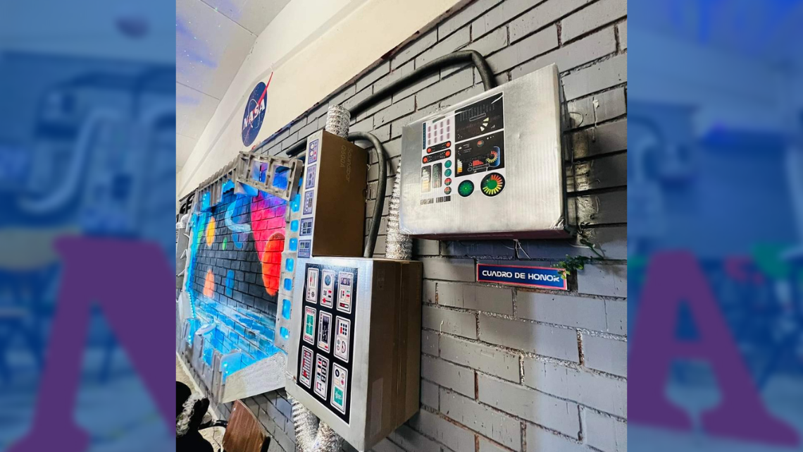 Todos a bordo: El Profe Chido decoró su salón de la NASA para estudiantes