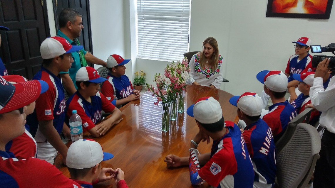 Visitan a alcaldesa jugadores de la Treviño Kelly 