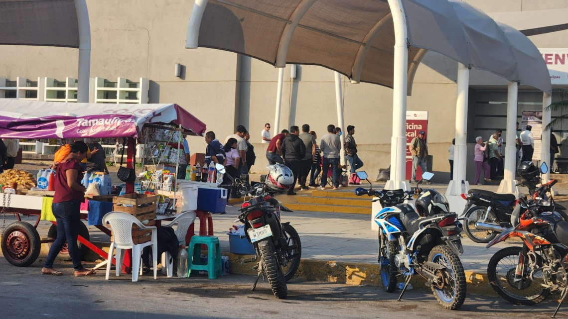 En último día de descuentos, abarrotada oficina Fiscal