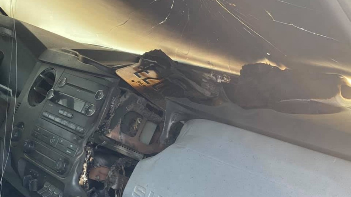 Rayo impacta en automóvil y destruye su interior 