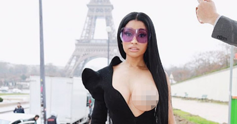 Nicki Minaj muestra uno de sus pechos 