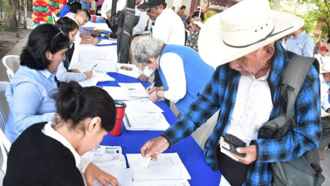 Beneficia DIF y Ayuntamiento a más de 400 abuelitos 