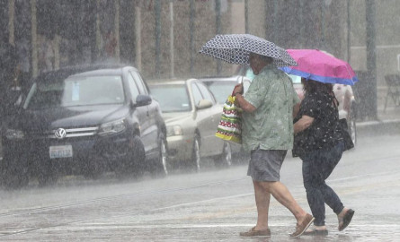 Imelda deja leves inundaciones en Texas