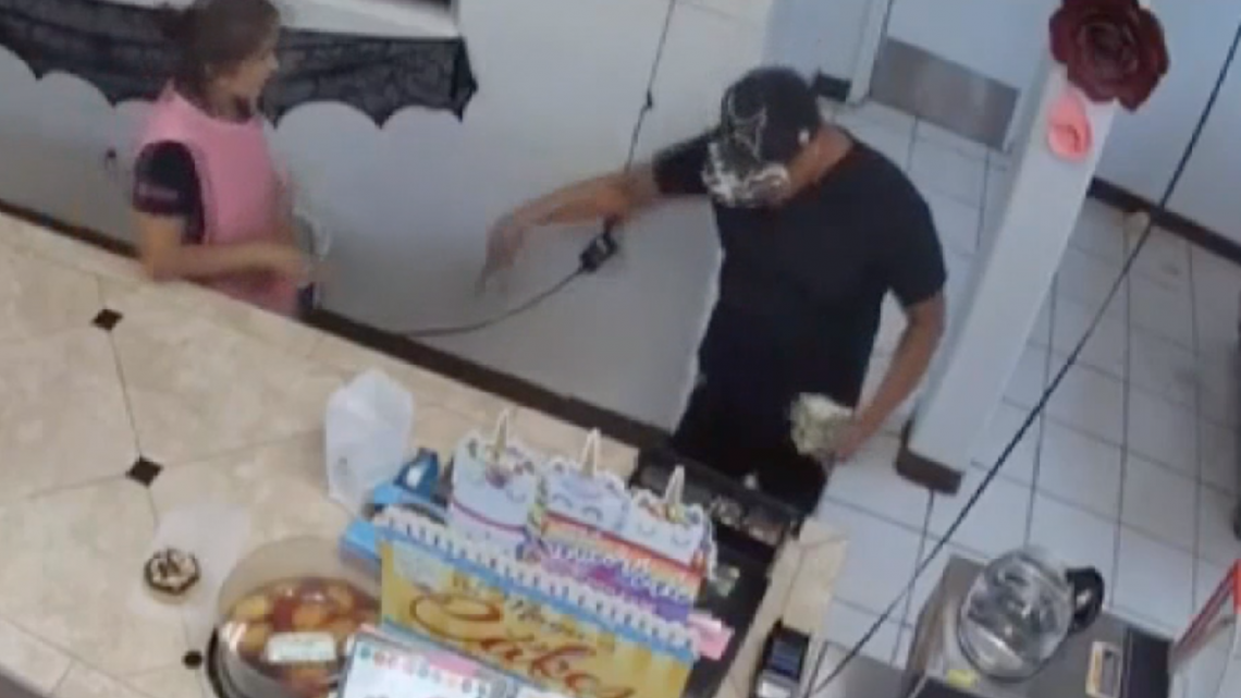 Armado con un cuchillo, delincuente entró a robar a una panadería en Elsa 