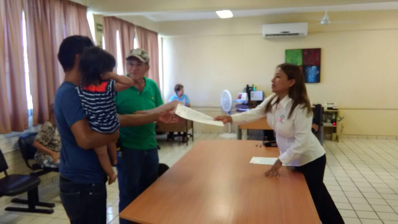 Familia de 13 varada en un parque es atendida por el DIF 