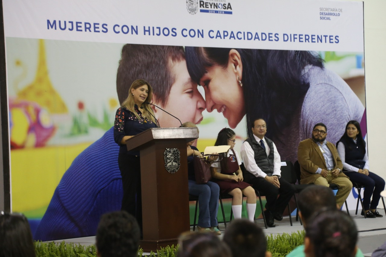 Alcaldesa reparte apoyos a madres de hijos con discapacidad