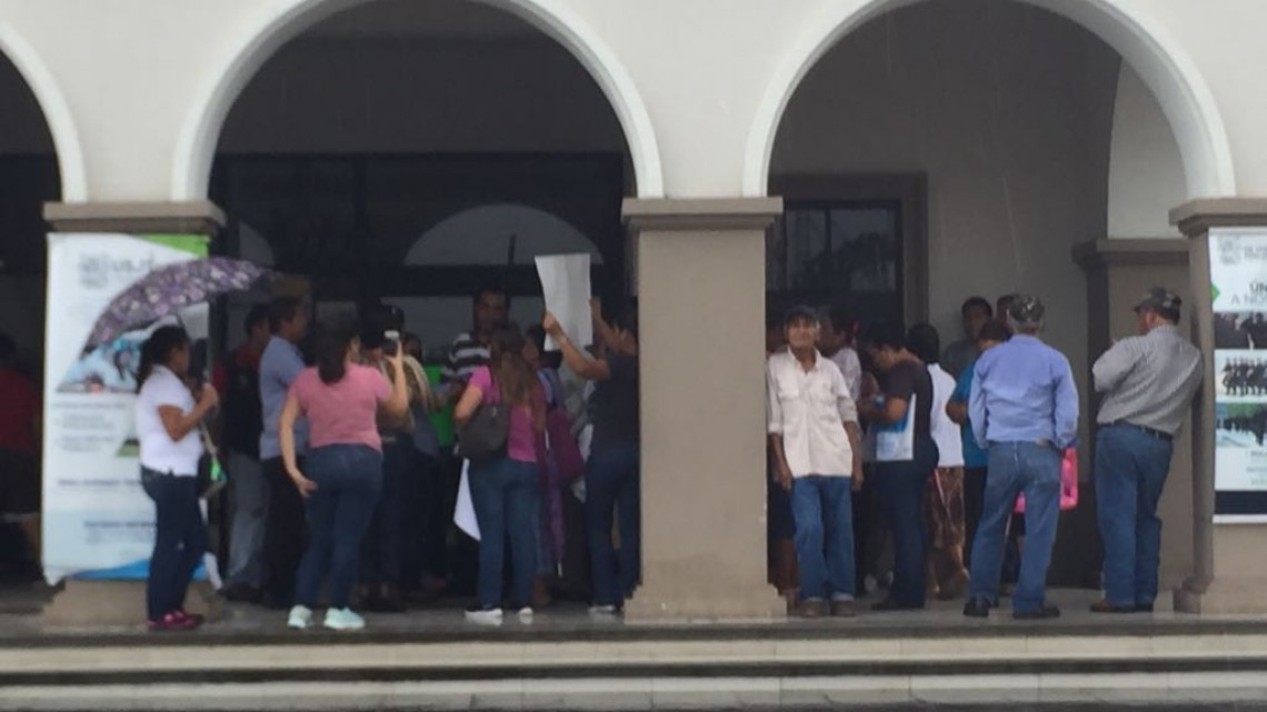 Colonos piden introducir servicios básicos en sus sectores