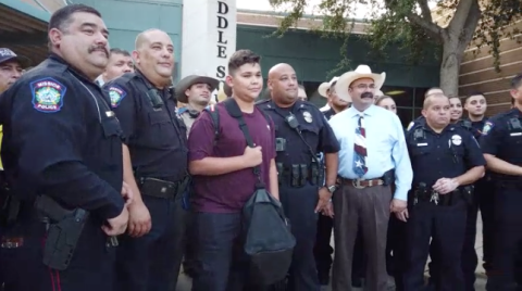  Policía de Mission acompaña a hijo de oficial “Speddy” a su primer día de clases