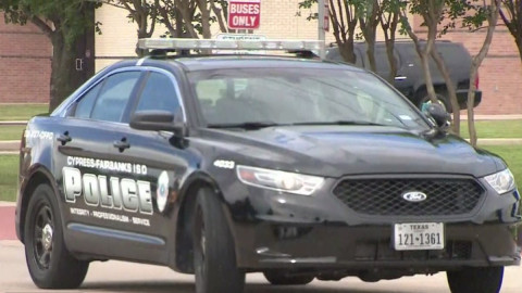 Hallan amenaza escrita en un baño en escuela secundaria en Texas    