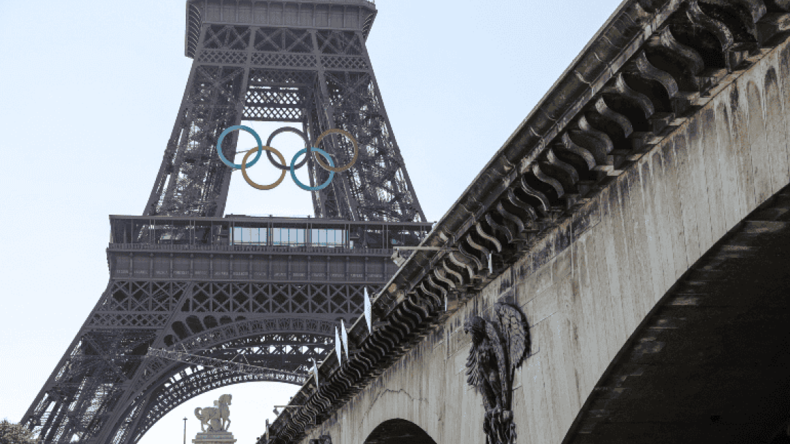 Torre Eiffel se engalana con los anillos olímpicos, así luce