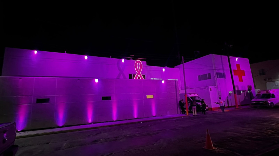 Cruz roja se ilumina de Rosa contra el cáncer de mama