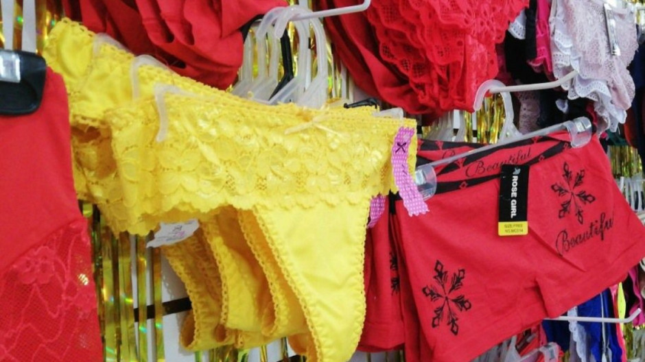 Aumenta la venta de lenceria roja por rituales de Año Nuevo en Nuevo Laredo