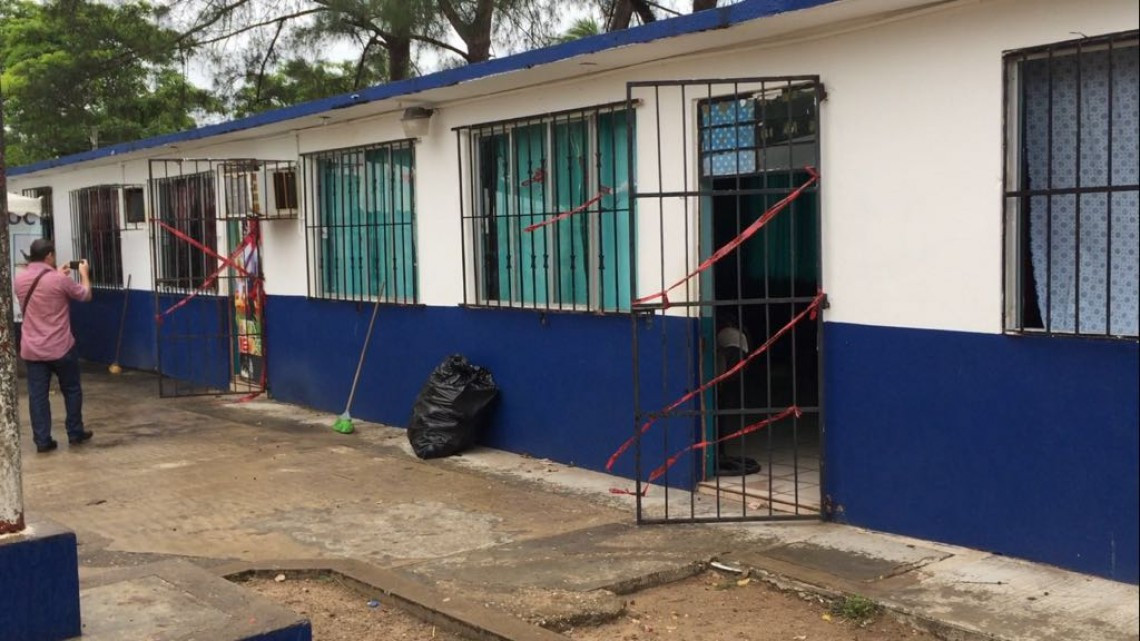 Niños de primaria estudian en el patio de la escuela