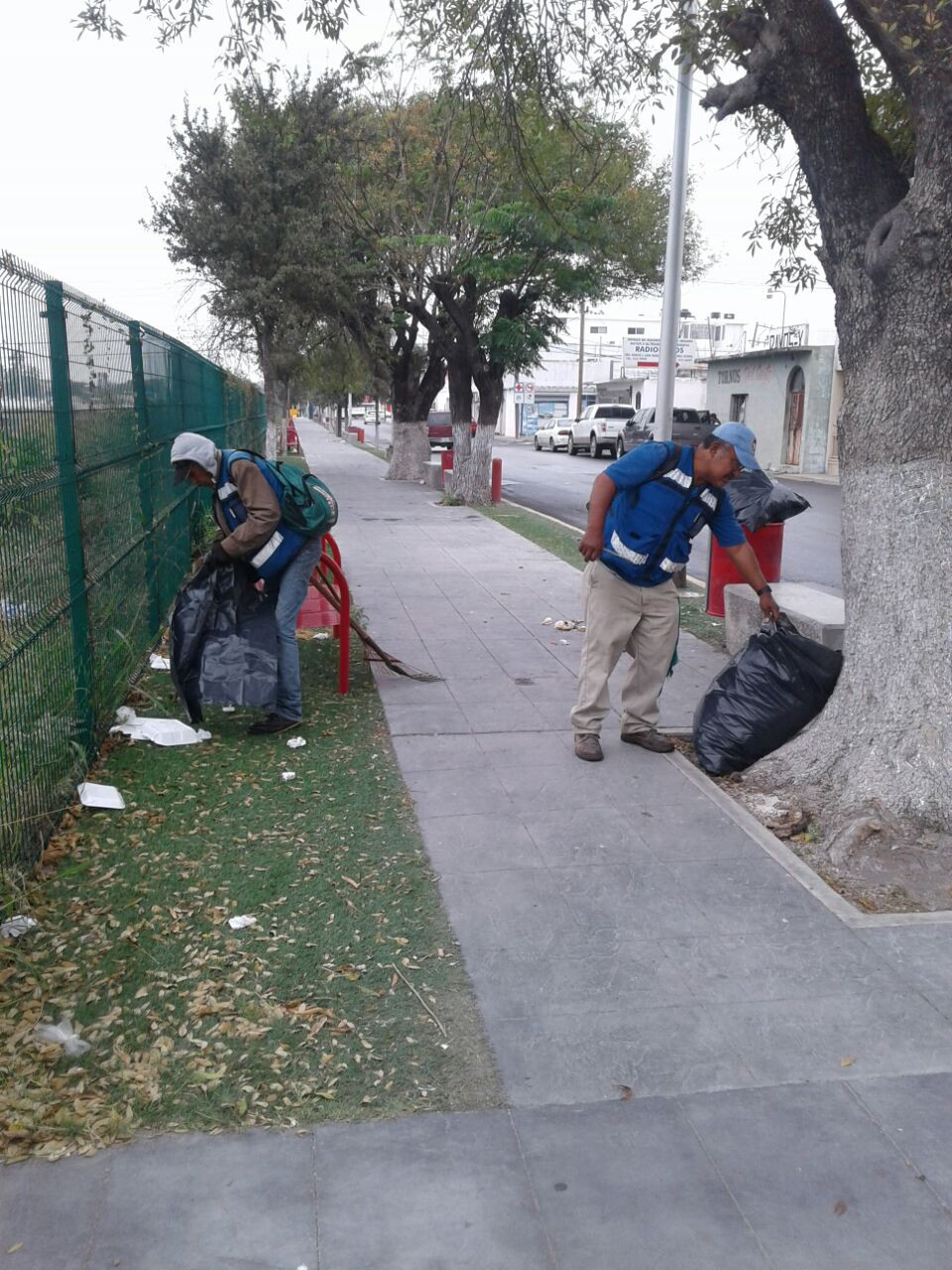 Realizan cuadrillas de SPP limpieza de plazas públicas