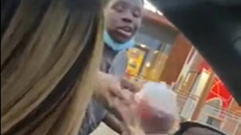 Empleado de McDonald’s avienta pedido cliente tras reclamarle demora