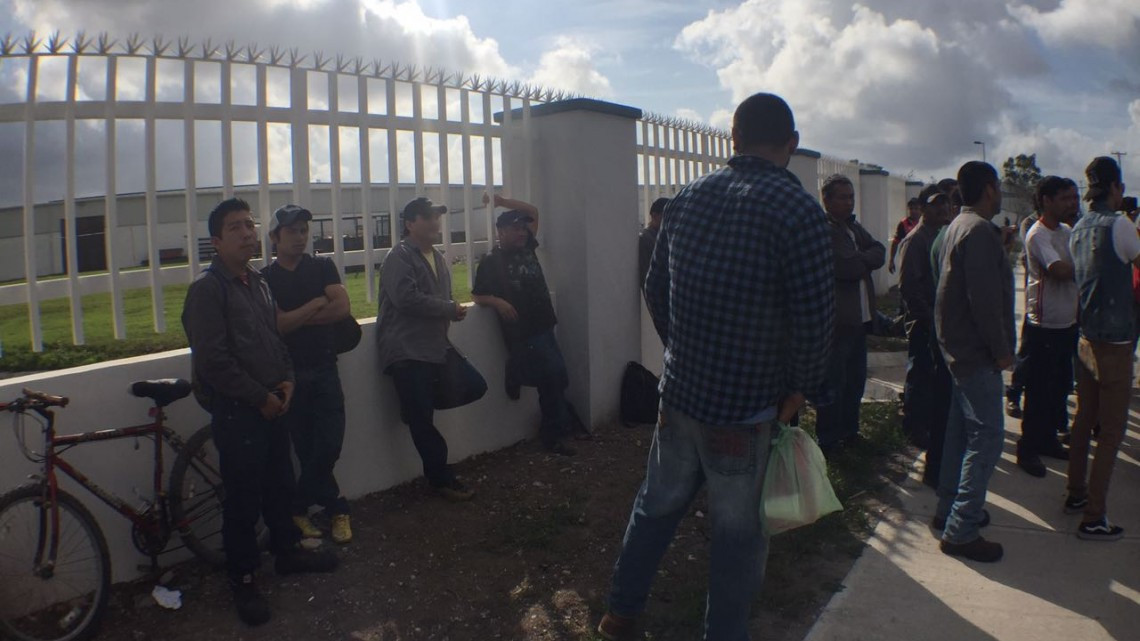 Por no saludar al líder sindical, obreros son castigados