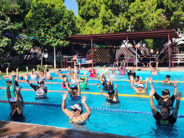 Bailan al ritmo del verano en la alberca de la Unidad Deportiva